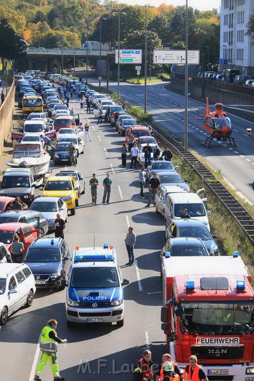 Einsatz BF Koeln Christoph 3 auf der A 57 Rich Neuss P20.jpg